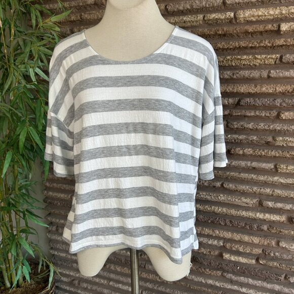 Stem Gray Striped Split Back Casual Top T sirt Size Small - Picture 6 of 8
